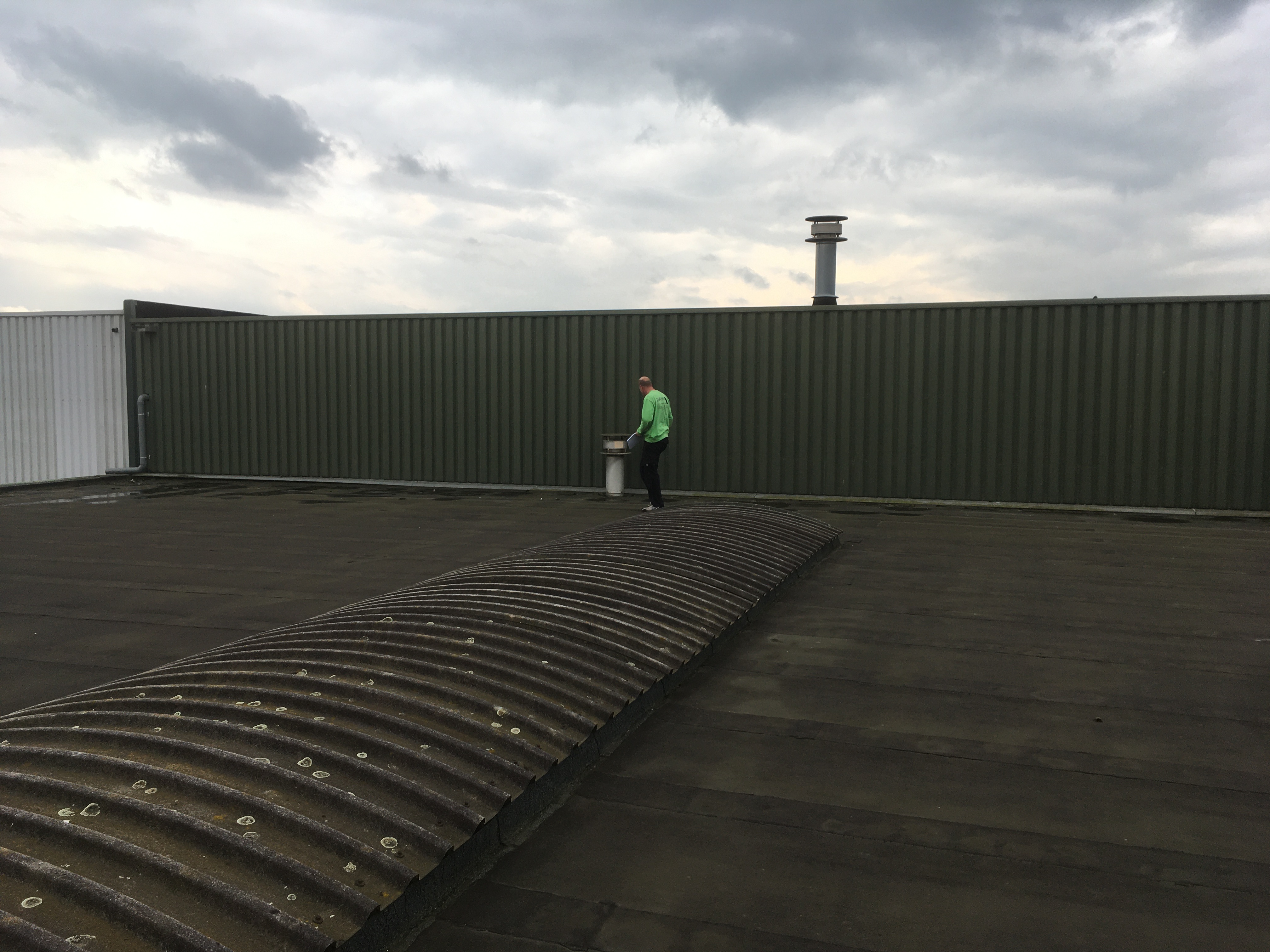 Tijdens: inspectie van het bitumen dakvlak